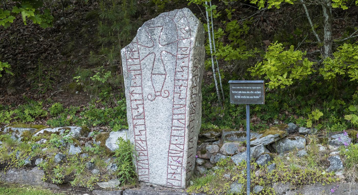 En stor sten med runskrift på.