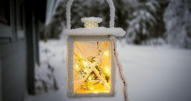 en snöig ljuslykta i ett snöigt landskap