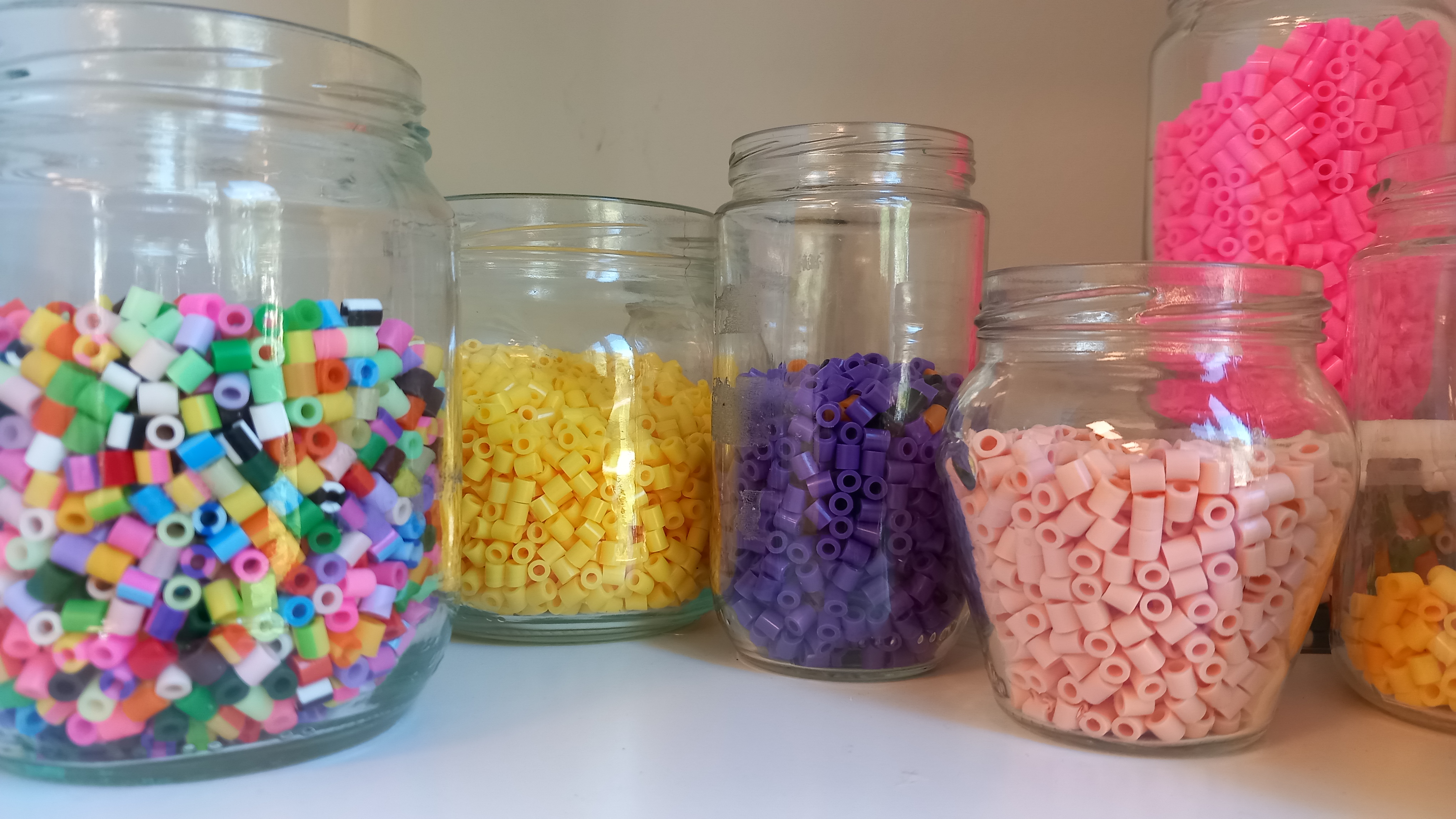 Rörpärlor i olika färger.