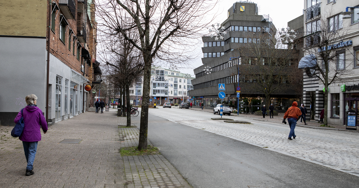 Människor går på gatorna i Vetlanda centrum en torr vinterdag.