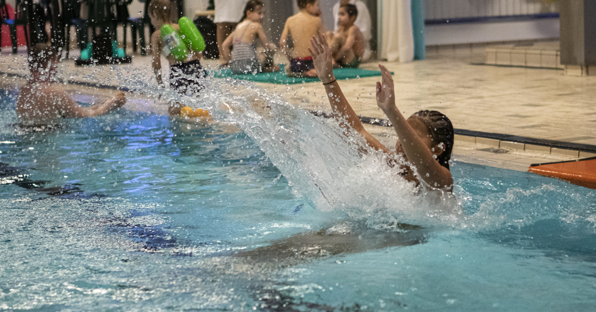 En grupp människor som leker i en simbassäng.