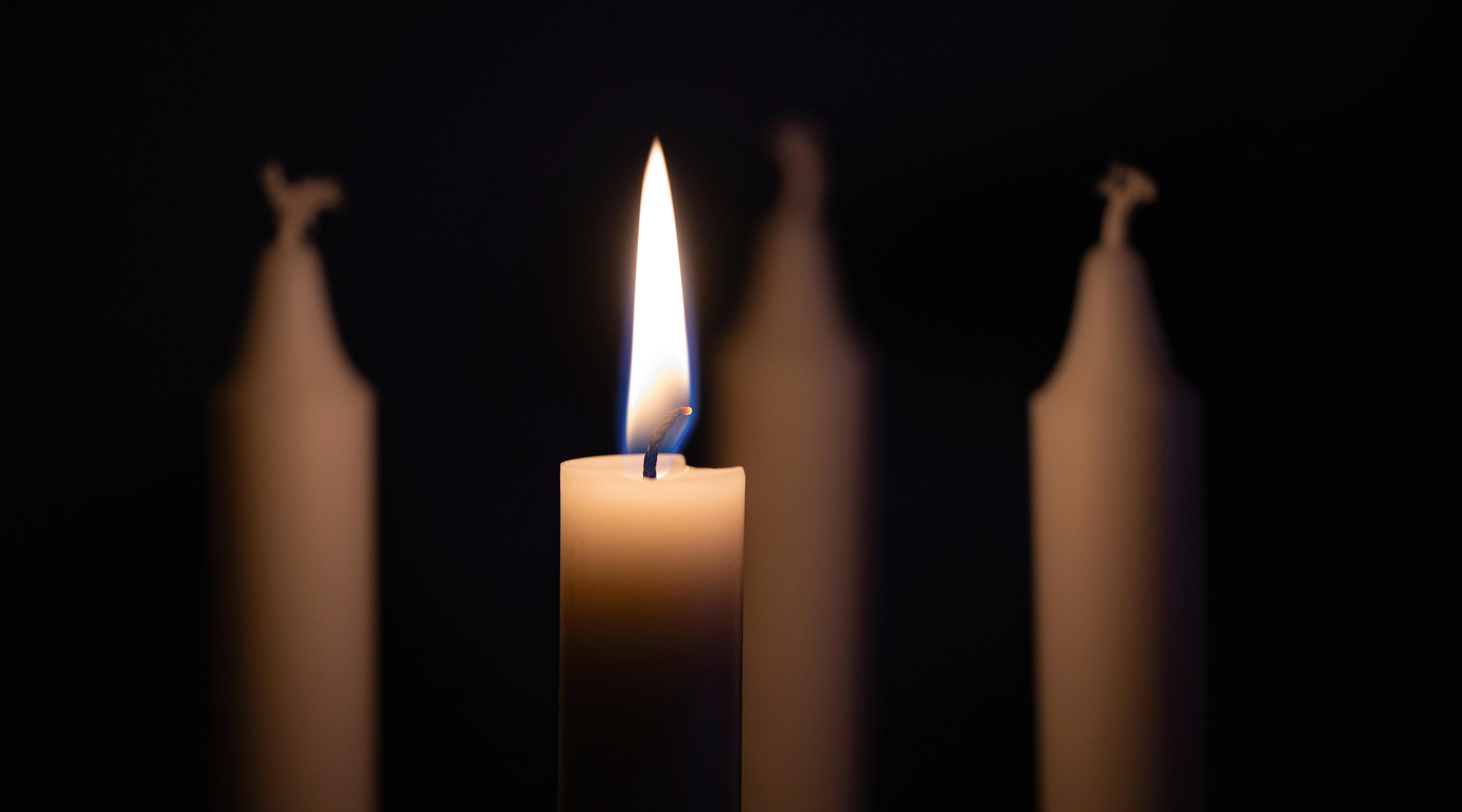 Ett ljus brinner i mörkret